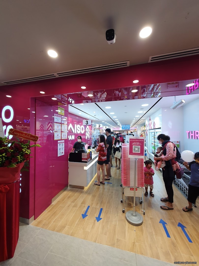 DAISO & THREEPPY @ Canberra Plaza - Shop front